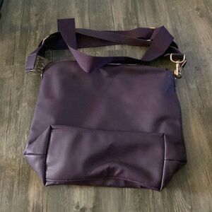 Used once. Has 2 straps. Zipper closer. 2 flat pockets and 1 zipper pocket.